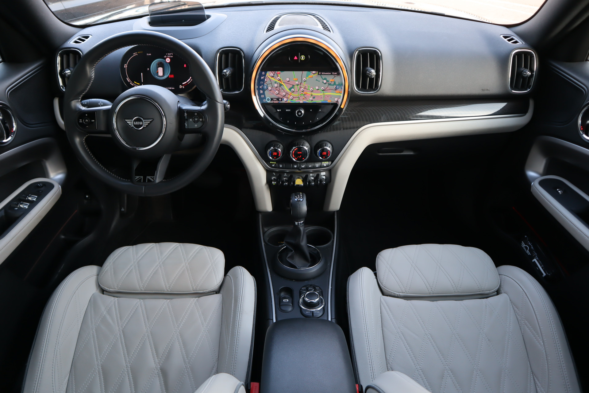 43041634-5.jpg