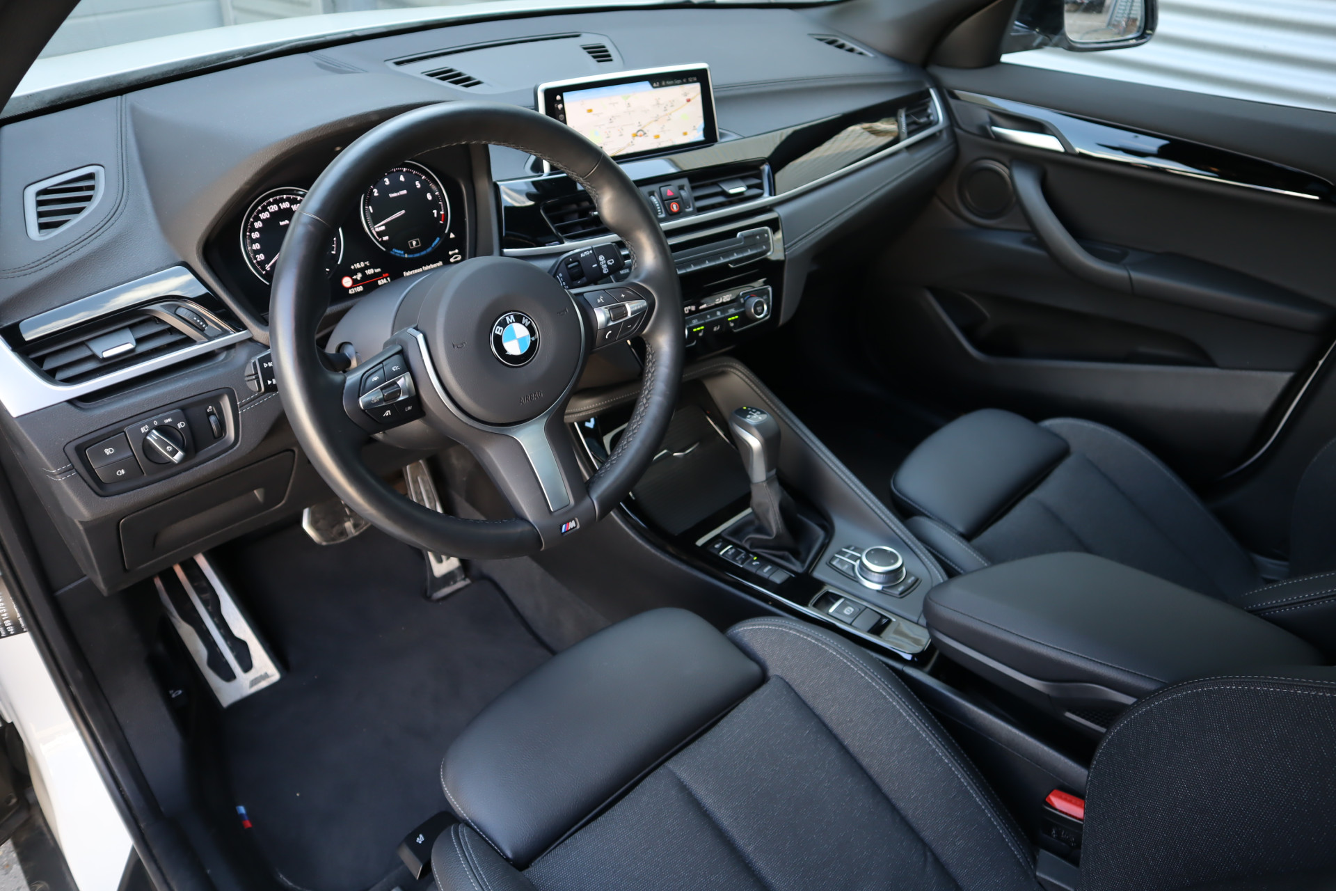 43880692-6.jpg