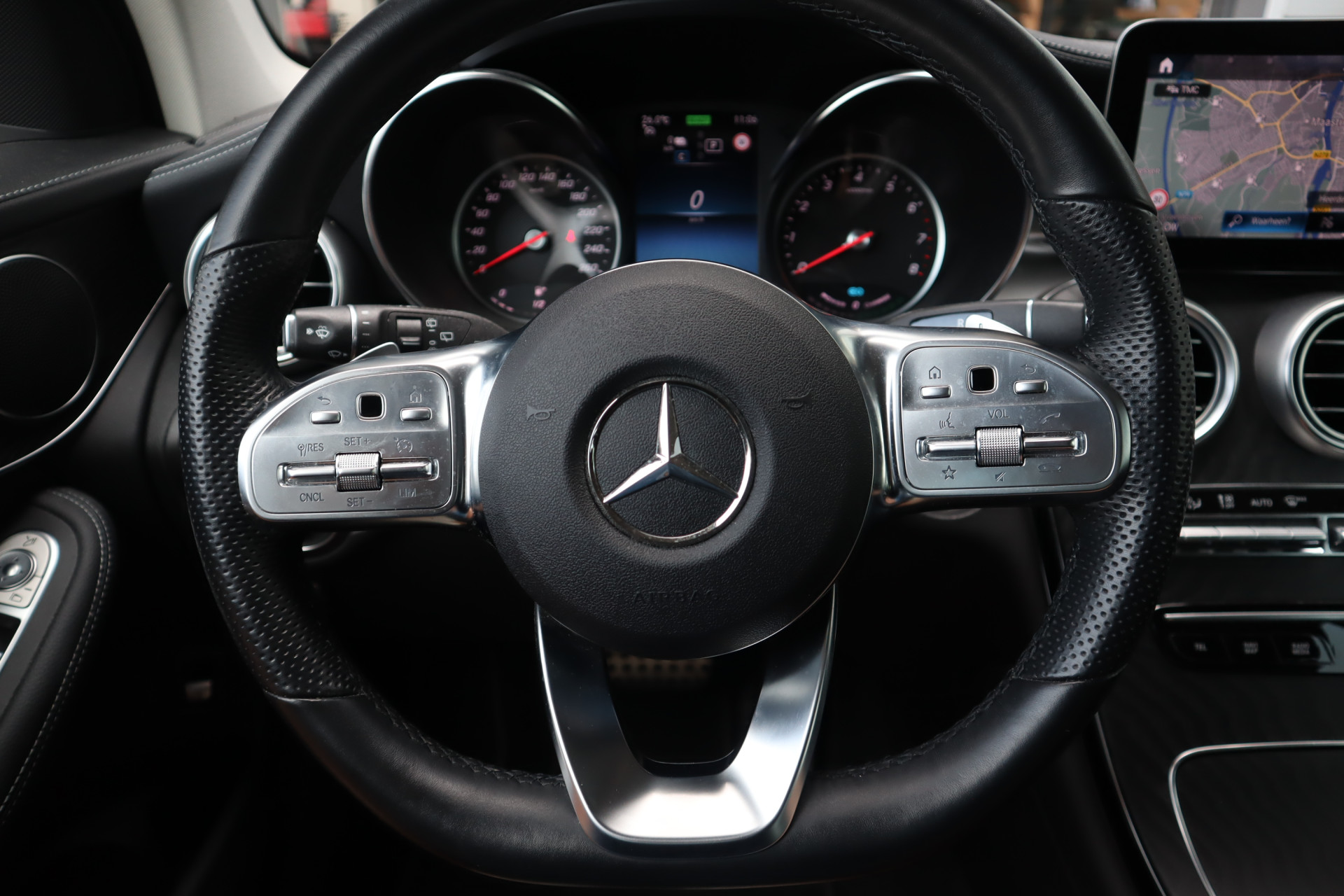 47088808-7.jpg