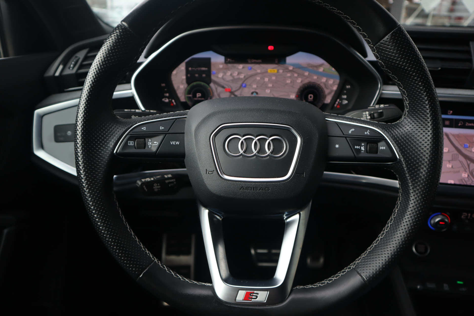 47984288-10.jpg