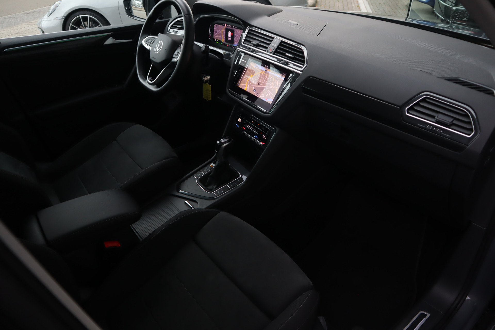 48229864-4.jpg