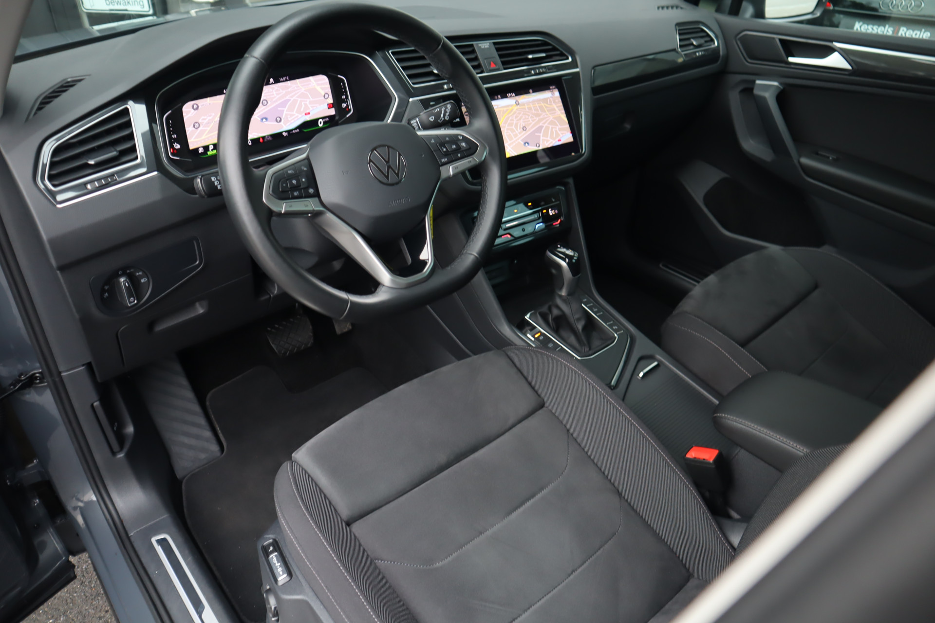 48229864-6.jpg