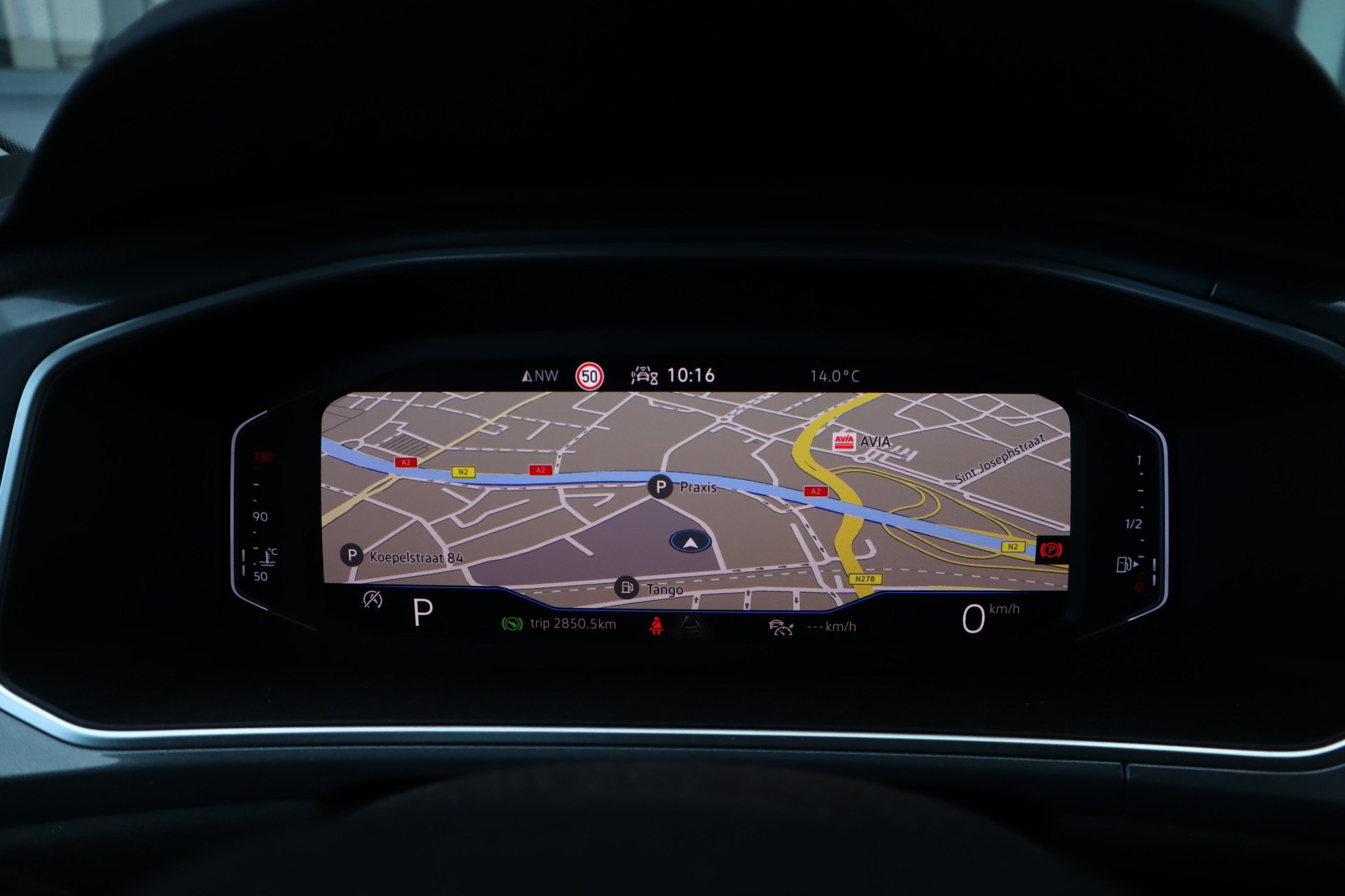 48244963-7.jpg